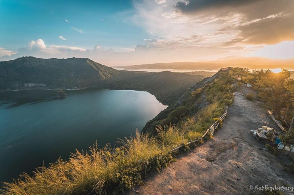 Sunset-Taal-volcano-lake-Tagaytay-philippines