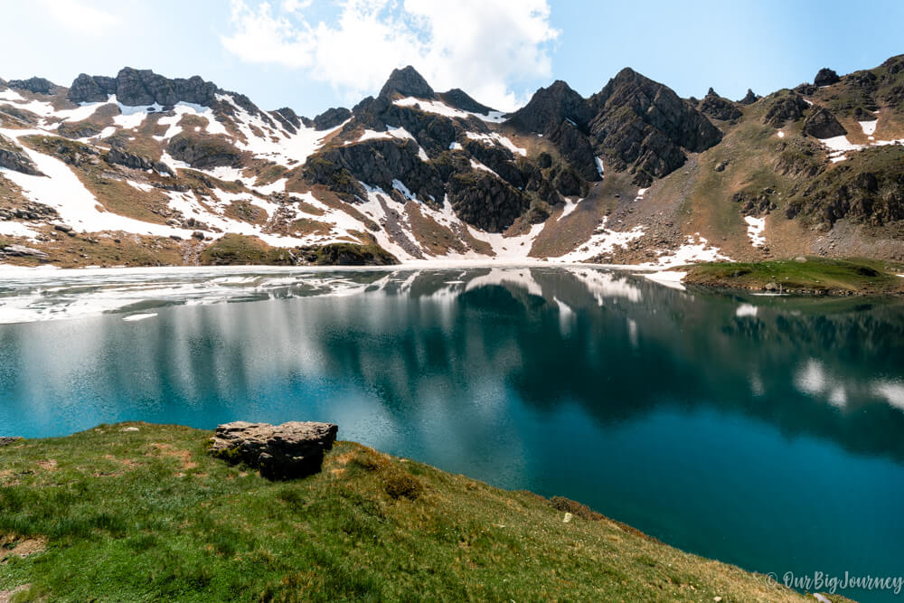 Lac Bersau in Lacs d'Ayous with snow