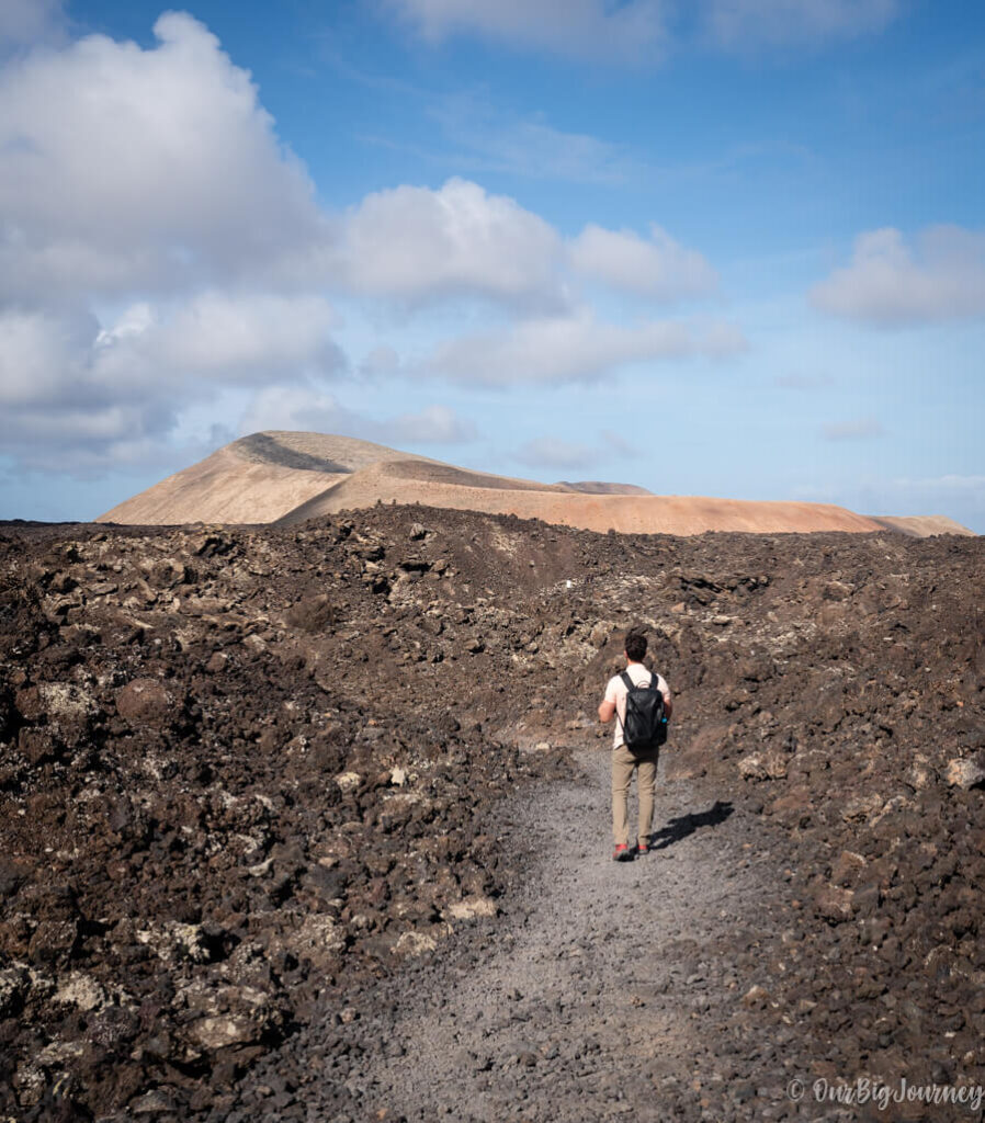 Caldera Blanca crater at the background